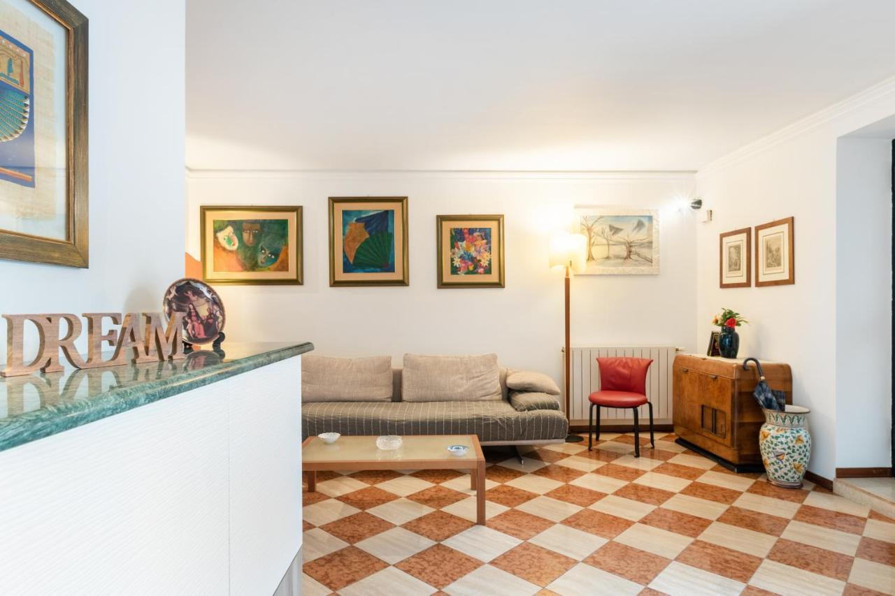 Via Etnea Cozy Apartment With Balcony Catania Exterior photo