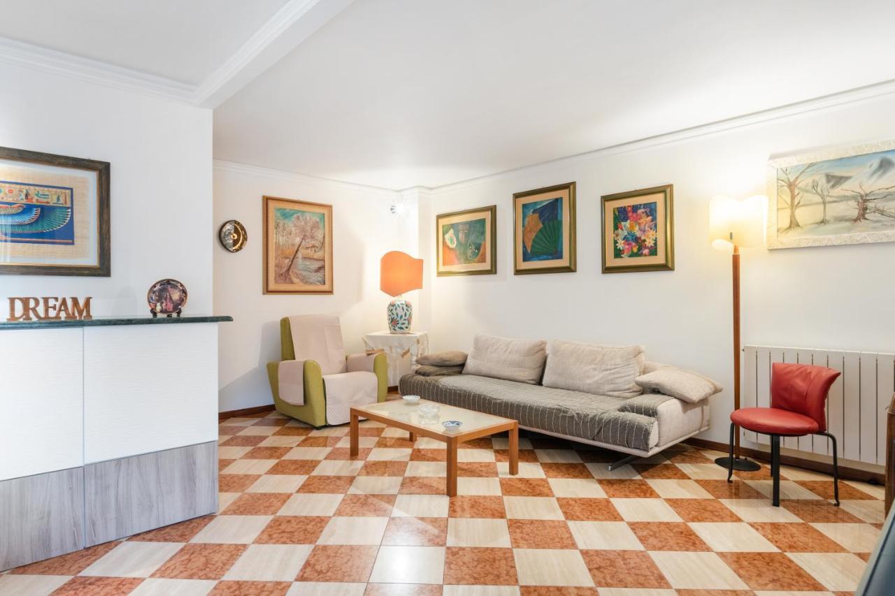 Via Etnea Cozy Apartment With Balcony Catania Exterior photo