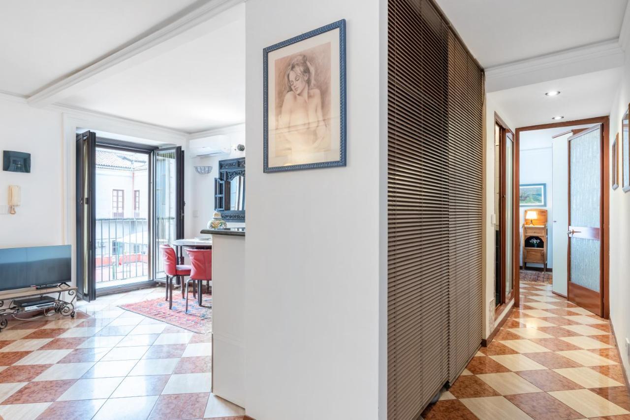 Via Etnea Cozy Apartment With Balcony Catania Exterior photo