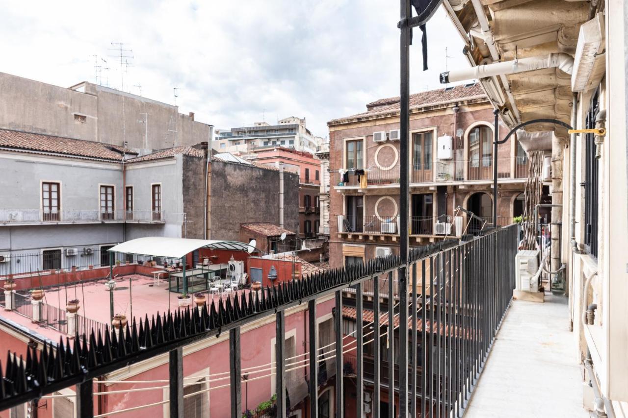 Via Etnea Cozy Apartment With Balcony Catania Exterior photo